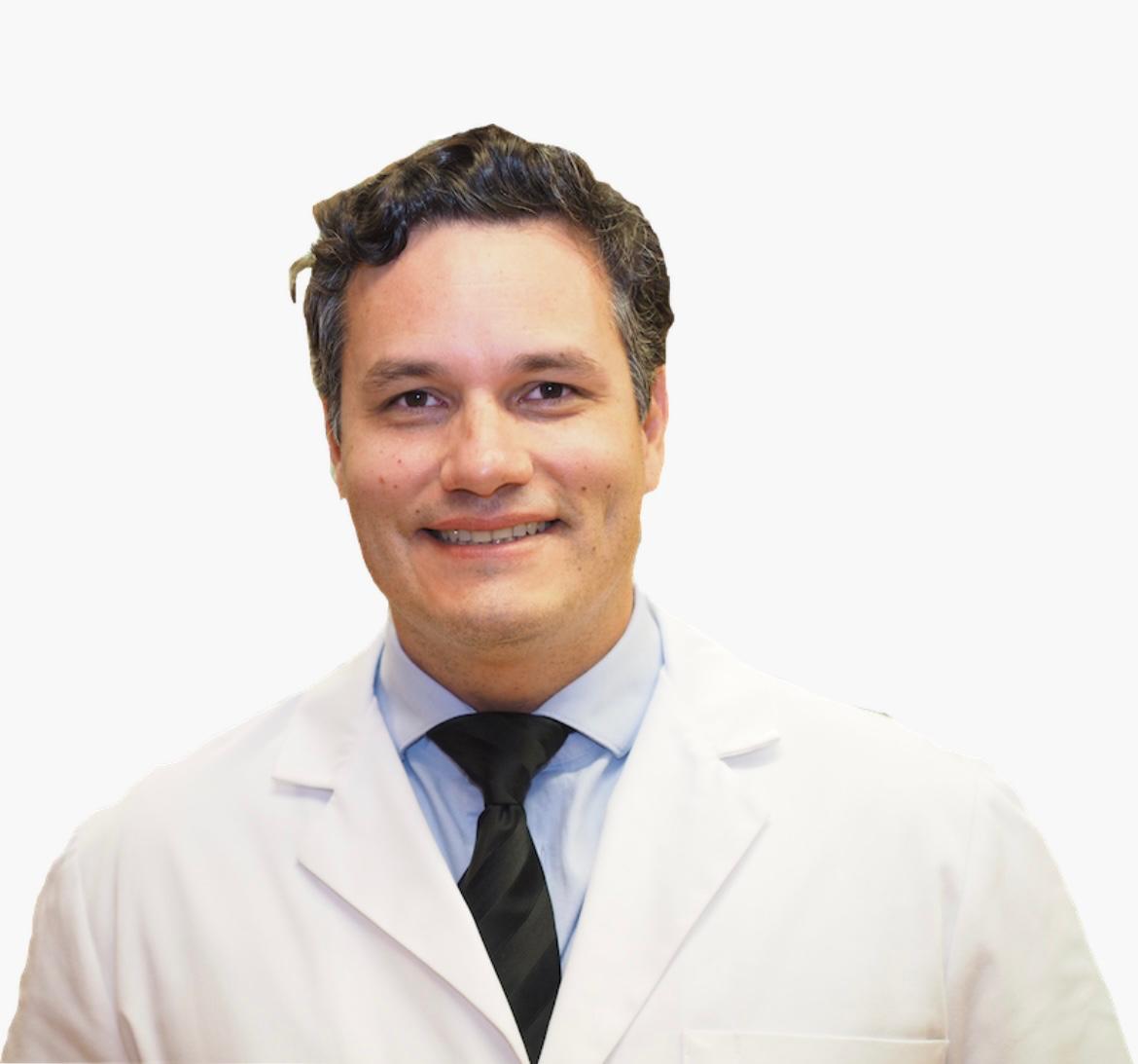 El Dr. Vladimir García Lozada durante la entrevista sobre implantes cigomáticos y su experiencia con Southern Implants.