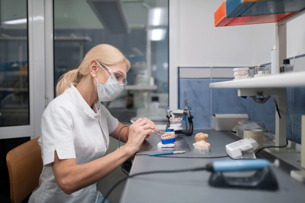 fabricación de implantes dentales