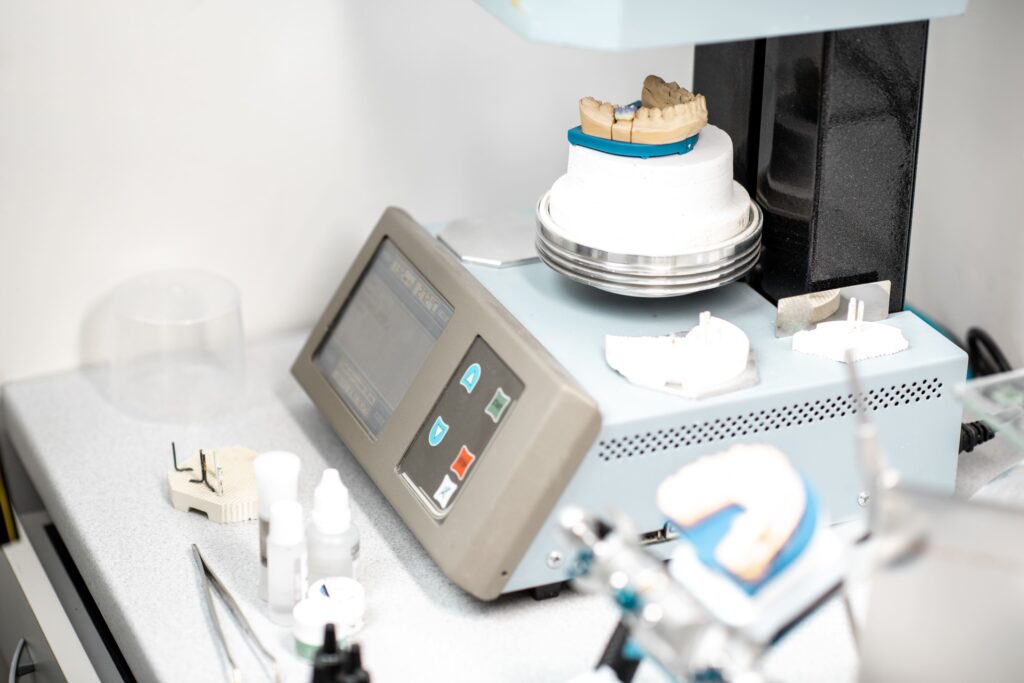 Proceso de fabricación de implantes dentales en titanio con control de calidad — Southern Implants, empresa fabricante especializada en implantología compleja